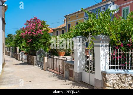 Vues et impressions pittoresques d'Omisalj, une petite ville située sur l'île de Krk, datant de l'époque romaine. Banque D'Images