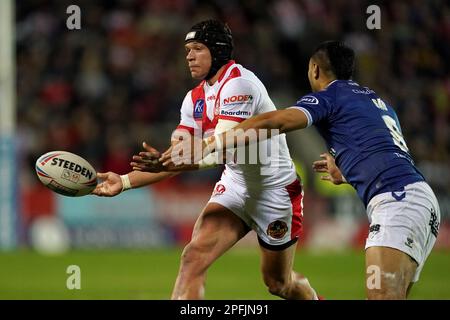 St Helens’s Jonny Lomax (à gauche) passe avant d’être attaqué par Ligi Sao du FC Hull lors du match de la Super League de Betfred au stade totalement Wicked, St Helens. Date de la photo: Vendredi 17 mars 2023. Banque D'Images