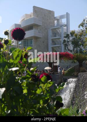 Pavillon des expositions du Getty Centre, cascade et treillis de bougainvilliers encadrés par des chysanthèmes dans le jardin central - août 2017 Banque D'Images