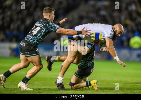 Sam Kasiano #14 de Warrington Wolves est attaqué par Oliver Holmes #16 de Leigh Leopards lors du match de la Super League Round 5 de Betfred Warrington Wolves vs Leigh Leopards au Halliwell Jones Stadium, Warrington, Royaume-Uni, 17th mars 2023 (photo de Craig Thomas/News Images), le 3/17/2023. (Photo de Craig Thomas/News Images/Sipa USA) crédit: SIPA USA/Alay Live News Banque D'Images