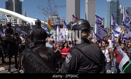 TEL AVIV, ISRAËL - MARS 16 : la police montée en force israélienne attend pour disperser les manifestants anti-gouvernement qui bloquent une autoroute lors d'une manifestation contre la nouvelle coalition de droite du Premier ministre israélien Benjamin Netanyahou et ses propositions de changements judiciaires sur 16 mars 2023 à tel-Aviv, Israël. Crédit : Eddie Gerald/Alay Live News Banque D'Images