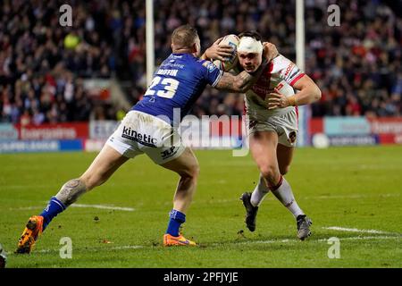 Jack Welsby de St Helens (à droite) et Josh Griffin du FC Hull en action pendant le match de la Super League de Betfred au stade totalement Wicked, St Helens. Date de la photo: Vendredi 17 mars 2023. Banque D'Images