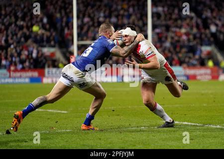 Jack Welsby de St Helens (à droite) et Josh Griffin du FC Hull en action pendant le match de la Super League de Betfred au stade totalement Wicked, St Helens. Date de la photo: Vendredi 17 mars 2023. Banque D'Images