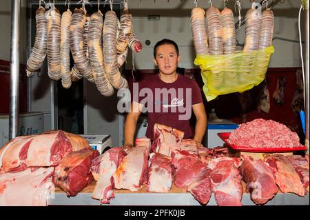 Kazakh homme vendant de la viande, Samal Bazar, Shymkent, région du Sud, Kazakhstan, Asie centrale, à usage éditorial uniquement Banque D'Images