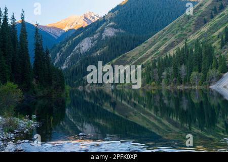 Lac Kolsay en début de matinée, montagnes Tien Shan, Kazakhstan Banque D'Images