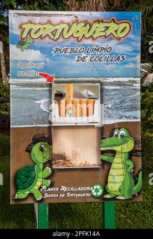 Tortuguero, Costa Rica - Un bac de collecte pour les mégots de cigarettes dans un petit village sur la côte des Caraïbes à côté du parc national de Tortuguero. Banque D'Images