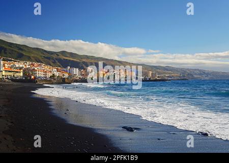 Plage volcanique noire à Candelaria, Tenerife, Iles Canaries, Espagne Banque D'Images