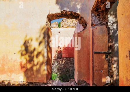 Ruines de maisons de mineurs abandonnées dans la région de Lavrion. Grèce. Banque D'Images