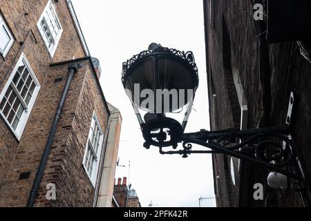 Londres, Royaume-Uni. 7th mars 2023. L'une des dernières lampes à gaz de Londres est photographiée près de Covent Garden. Le conseil municipal de Westminster avait prévu de remplacer 174 lampes à essence protégées par un ordre du patrimoine par des ampoules à LED écologiques, mais ils ont abandonné leurs plans à la suite d'une campagne soutenue par des résidents locaux et des groupes du patrimoine. Les lampes à gaz historiques ont été utilisées pour éclairer les rues de Londres, où il y en avait plus de 100 000, pendant environ 150 ans. Crédit : Mark Kerrison/Alamy Live News Banque D'Images