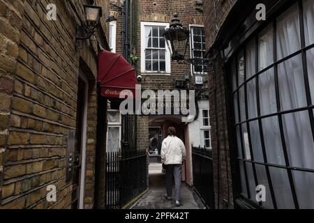 Londres, Royaume-Uni. 7th mars 2023. Un homme marche sous l'une des dernières lampes à gaz de Londres, près de Covent Garden. Le conseil municipal de Westminster avait prévu de remplacer 174 lampes à essence protégées par un ordre du patrimoine par des ampoules à LED écologiques, mais ils ont abandonné leurs plans à la suite d'une campagne soutenue par des résidents locaux et des groupes du patrimoine. Les lampes à gaz historiques ont été utilisées pour éclairer les rues de Londres, où il y en avait plus de 100 000, pendant environ 150 ans. Crédit : Mark Kerrison/Alamy Live News Banque D'Images