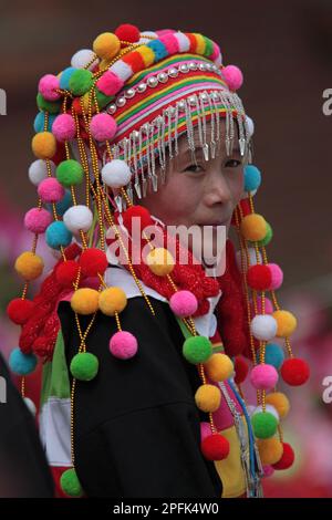 Tribu de la minorité ethnique de Lisu, danseuse en robe traditionnelle, Husa, Yunnan occidental, Chine, marche à la marrue Banque D'Images