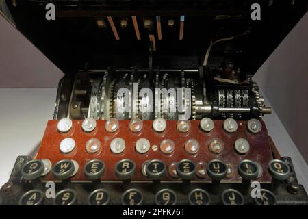 Enigma M4, machine de chiffrement à rotor allemande de la Seconde Guerre mondiale, chiffrement des messages secrets, exposition, Den Helder, province de la Hollande du Nord Banque D'Images