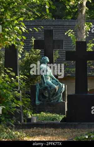 Personnage en deuil, Stadtgottesacker, Gottesackerstrasse, Halle an der Saale, Saxe-Anhalt, Allemagne Banque D'Images