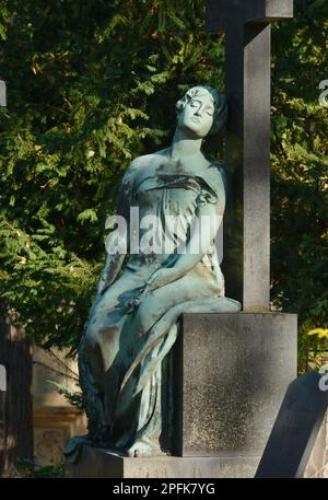 Personnage en deuil, Stadtgottesacker, Gottesackerstrasse, Halle an der Saale, Saxe-Anhalt, Allemagne Banque D'Images