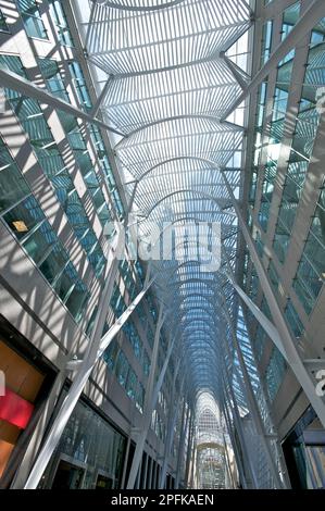 Toronto, Ontario / Canada - 30 juin 2011 : atrium intérieur d'un immeuble de bureaux moderne Banque D'Images