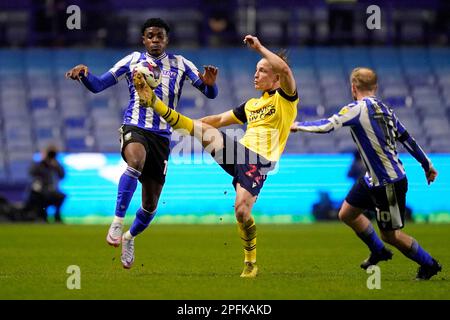 Fisayo DELE-Bashiru de Sheffield Wednesday (à gauche) et Kyle Dempsey de Bolton Wanderers en action lors du match de la Sky Bet League One au stade Hillsborough, à Sheffield. Date de la photo: Vendredi 17 mars 2023. Banque D'Images