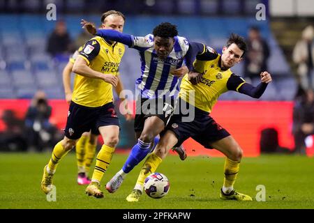 Fisayo DELE-Bashiru (au centre) de Sheffield Wednesday et Kieran Lee de Bolton Wanderers en action lors du match de la Sky Bet League One au stade Hillsborough, à Sheffield. Date de la photo: Vendredi 17 mars 2023. Banque D'Images