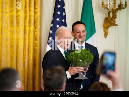 Taoiseach Leo Varadkar (à droite) présente au président américain Joe Biden un bol de Shamrock lors d'une réception pour la célébration de la Saint Patrick et d'une cérémonie de présentation de Shamrock à la Maison Blanche à Washington, DC, lors de la visite de Taoiseach aux États-Unis pour la Saint Patrick. Date de la photo: Vendredi 17 mars 2023. Banque D'Images