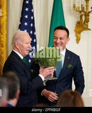 Taoiseach Leo Varadkar (à droite) présente au président américain Joe Biden un bol de Shamrock lors d'une réception pour la célébration de la Saint Patrick et d'une cérémonie de présentation de Shamrock à la Maison Blanche à Washington, DC, lors de la visite de Taoiseach aux États-Unis pour la Saint Patrick. Date de la photo: Vendredi 17 mars 2023. Banque D'Images