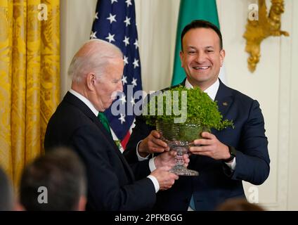 Taoiseach Leo Varadkar (à droite) présente au président américain Joe Biden un bol de Shamrock lors d'une réception pour la célébration de la Saint Patrick et d'une cérémonie de présentation de Shamrock à la Maison Blanche à Washington, DC, lors de la visite de Taoiseach aux États-Unis pour la Saint Patrick. Date de la photo: Vendredi 17 mars 2023. Banque D'Images