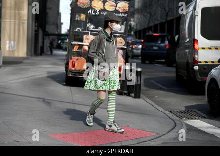 New York, États-Unis. 17th mars 2023. Une femme habillée pour la journée de Patrick marche le long de Park Avenue, New York, NY, 17 mars 2023 (photo par Anthony Behar/Sipa USA) crédit: SIPA USA/Alay Live News Banque D'Images