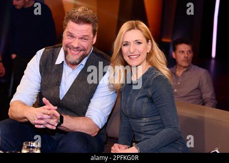 Tetje Mierendorf et Stefanie Hertel lors du salon NDR Talk Show aux studios NDR sur 17 mars 2023 à Hambourg, Allemagne Banque D'Images