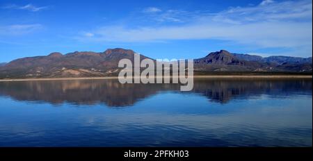 Panorama de la montagne par le lac Roosevelt dans le centre de l'Arizona Banque D'Images