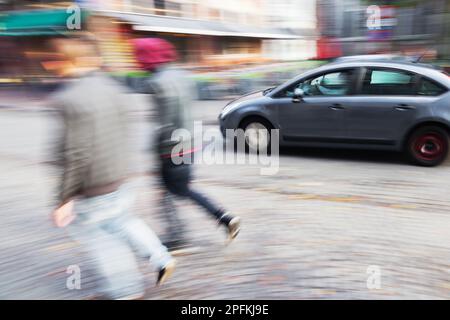 résumé image floue d'un couple de marche et de voiture de conduite sur une rue de ville Banque D'Images