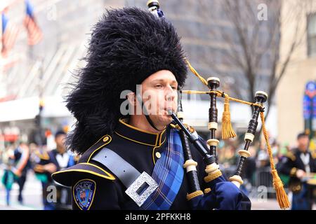 Port Authority police Emerald Society Irish War Pipe Band march in the St. Patrick's Day Parade sur 17 mars 2023, à New York. (Photo : Gordon Donovan) Banque D'Images