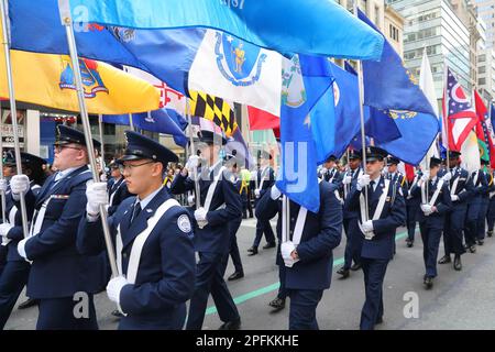 Randolph Macron Academy Band march dans le St. Patrick's Day Parade sur 17 mars 2023, à New York. (Photo : Gordon Donovan) Banque D'Images