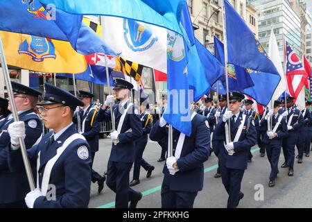 Randolph Macron Academy Band march dans le St. Patrick's Day Parade sur 17 mars 2023, à New York. (Photo : Gordon Donovan) Banque D'Images