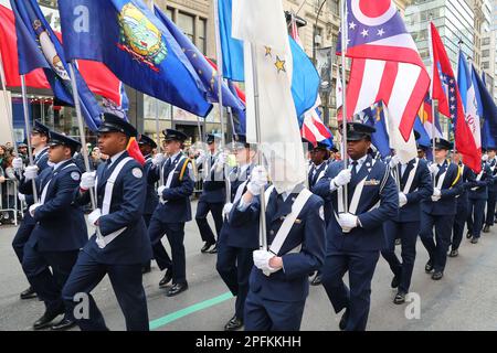 Randolph Macron Academy Band march dans le St. Patrick's Day Parade sur 17 mars 2023, à New York. (Photo : Gordon Donovan) Banque D'Images