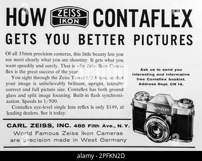 Publicité pour appareil photo Carl Zeiss ® Contaflex dans un magazine NatGeo, octobre 1956 Banque D'Images