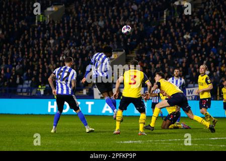 Sheffield, Royaume-Uni. 17th mars 2023. Fisayo DELE-Bashiru #17 de Sheffield mercredi tente une tête à but le match de Sky Bet League 1 Sheffield mercredi contre Bolton Wanderers à Hillsborough, Sheffield, Royaume-Uni, 17th mars 2023 (photo de Ben Early/News Images) à Sheffield, Royaume-Uni le 3/17/2023. (Photo par Ben Early/News Images/Sipa USA) crédit: SIPA USA/Alay Live News Banque D'Images