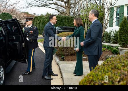 Washington, États-Unis d'Amérique. 17th mars 2023. Washington, États-Unis d'Amérique. 17 mars 2023. Le vice-président américain Kamala Harris et le deuxième monsieur Doug Emhoff accueillent l'irlandais Taoiseach Leo Varadkar, centre, pour la traditionnelle St. Déjeuner de la journée de Patrick à la résidence de l'Observatoire naval, 17 mars 2023 à Washington, DC Credit: Lawrence Jackson/White House photo/Alamy Live News Banque D'Images