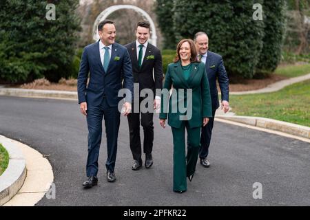 Washington, États-Unis d'Amérique. 17th mars 2023. Washington, États-Unis d'Amérique. 17 mars 2023. Le vice-président américain Kamala Harris et le deuxième monsieur Doug Emhoff, à droite à l'arrière, marchent avec l'irlandais Taoiseach Leo Varadkar, à gauche, et son associé Dr Matt Barrett, à gauche à l'arrière, avant le traditionnel St. Déjeuner de la journée de Patrick à la résidence de l'Observatoire naval, 17 mars 2023 à Washington, DC Credit: Lawrence Jackson/White House photo/Alamy Live News Banque D'Images