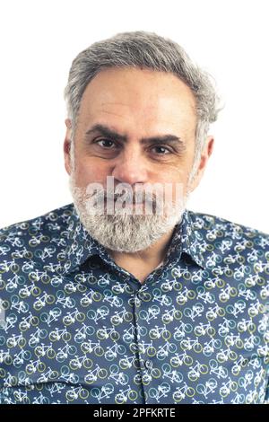 Homme barbu d'âge moyen souriant dans une chemise bleue funky faisant un visage drôle avec des joues bouffantes. Bouche gonflée avec de l'air. Isolé sur fond blanc. Photo de haute qualité Banque D'Images