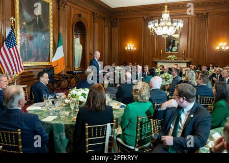 Washington, États-Unis d'Amérique. 17th mars 2023. Washington, États-Unis d'Amérique. 17 mars 2023. Joe Biden, président des États-Unis, prononce des remarques lors de la traditionnelle Friends of Ireland Caucus St. Déjeuner du jour de Patrick en l'honneur du Taoiseach irlandais Leo Varadkar, à gauche, sur la colline du Capitole, 17 mars 2023 à Washington, Crédit documentaire : Cameron Smith/White House photo/Alay Live News Banque D'Images