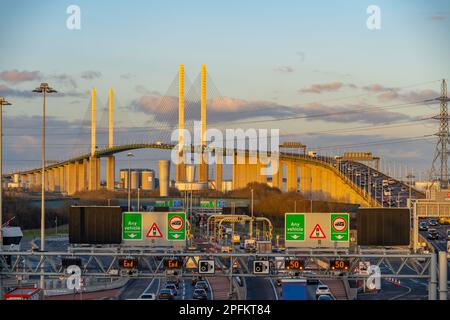 Le pont de dartford au-dessus de la tamise un vendredi soir chargé avec de longues files d'attente attendant d'entrer dans les tunnels de la direction nord Banque D'Images