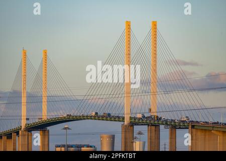 Le pont de dartford au-dessus de la tamise un vendredi soir chargé avec de longues files d'attente attendant d'entrer dans les tunnels de la direction nord Banque D'Images