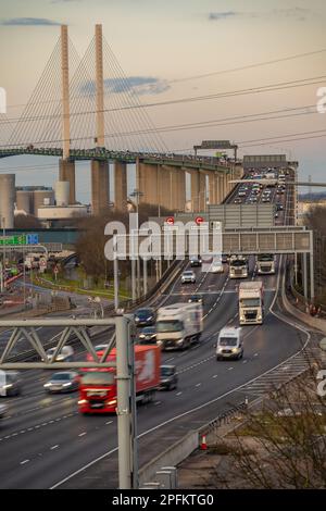 Circulation quittant le pont de dartford le vendredi soir Banque D'Images