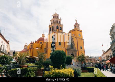 Guanajuato, Mexique - janvier 2023 : Basilique notre-Dame de Guanajuato et Plaza de la Paz. Photo de haute qualité Banque D'Images