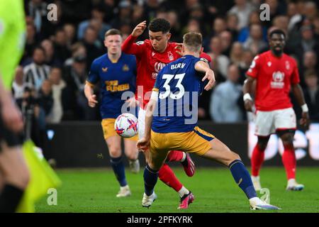 Brennan Johnson de Nottingham Forest concurrence pour le bal avec Dan Burn de Newcastle United lors du match de Premier League entre Nottingham Forest et Newcastle United à la City Ground, Nottingham, le vendredi 17th mars 2023. (Photo : Jon Hobley | MI News) Credit: MI News & Sport /Alay Live News Banque D'Images