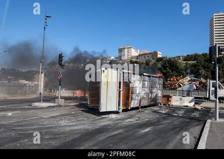 Marseille, France. 16th mars 2023. Vue sur une entrée (porte 4) du port commercial de Marseille bloquée par des militants de l'Union portuaire CGT (Confédération générale du travail). Les syndicats français ont appelé à un durcissement du mouvement contre la réforme des retraites du gouvernement français, qui ferait passer l'âge de la retraite de 62 à 64 ans. Ils ont appelé au blocage de l'économie du pays pour forcer le gouvernement à retirer son projet. Crédit : SOPA Images Limited/Alamy Live News Banque D'Images