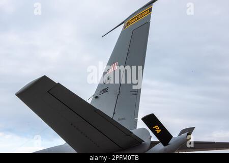 Un avion KC-135 Stratotanker de l'aile de ravitaillement en vol 171st se trouve sur la ligne aérienne de McGhee Tyson, Tennessee, au cours d'un exercice de préparation à grande échelle (ERL) 11 mars 2023. Un LRE teste la préparation d'Airman et s'appuie sur les compétences nécessaires pour dominer dans un environnement contesté. (É.-U. Air National Guard photo par Tech. Le sergent Kyle Brooks) Banque D'Images