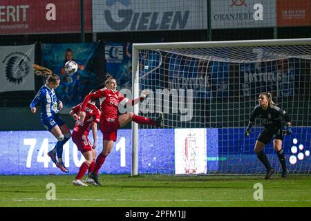 Amber Maximus (9) de Gand , Maud Coutereels (17) de Standard , Gardien de but Hillary Damman (1) de Standard photographié lors d'un match de football féminin entre AA Gent Ladies et Standard Femina de Liège le premier jour de match en jeu 1 de la saison 2022 - 2023 de la Super League belge Lotto Womens , le vendredi 17 mars 2023 à Oostakker , BELGIQUE . PHOTO SPORTPIX | Stijn Audooren Credit: Sportpix/Alay Live News Banque D'Images