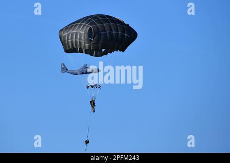 A ÉTATS-UNIS Le parachutiste de l'armée affecté au bataillon de soutien de la brigade 173rd, la Brigade aéroportée 173rd, descend dans la zone de chute Juliet, à Pordenone, en Italie, après avoir quitté les États-Unis Aéronef Hercules C-130 de la Force aérienne de l’aile aérienne 86th pendant l’exploitation aérienne à 16 mars 2023. La Brigade aéroportée de 173rd est la U.S. Force d'intervention d'urgence de l'armée en Europe, capable de projeter des forces prêtes n'importe où aux États-Unis Domaines de responsabilité des commandements européens, africains ou centraux (États-Unis Photo de l'armée par Paolo Bovo) Banque D'Images