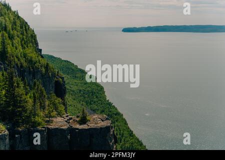 Formations rocheuses d'ascenseur au sommet du géant endormi dans le parc provincial Sleeping Giant, dans le nord de l'Ontario. Photo de haute qualité Banque D'Images