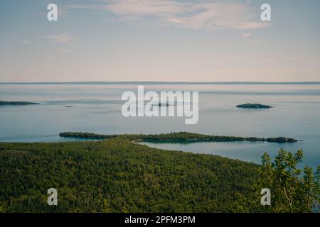 Formations rocheuses d'ascenseur au sommet du géant endormi dans le parc provincial Sleeping Giant, dans le nord de l'Ontario. Photo de haute qualité Banque D'Images