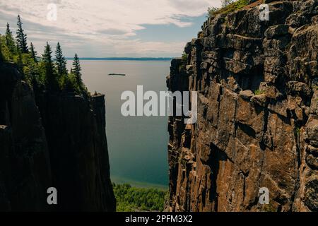 Formations rocheuses d'ascenseur au sommet du géant endormi dans le parc provincial Sleeping Giant, dans le nord de l'Ontario. Photo de haute qualité Banque D'Images